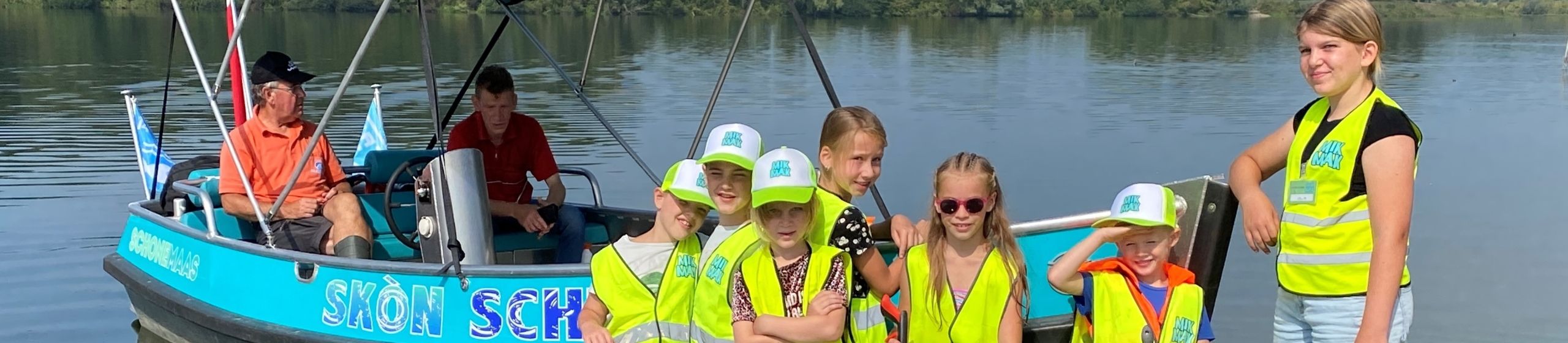 Skòn Schip-vrijwilligers samen met MikMakkers voor de boot