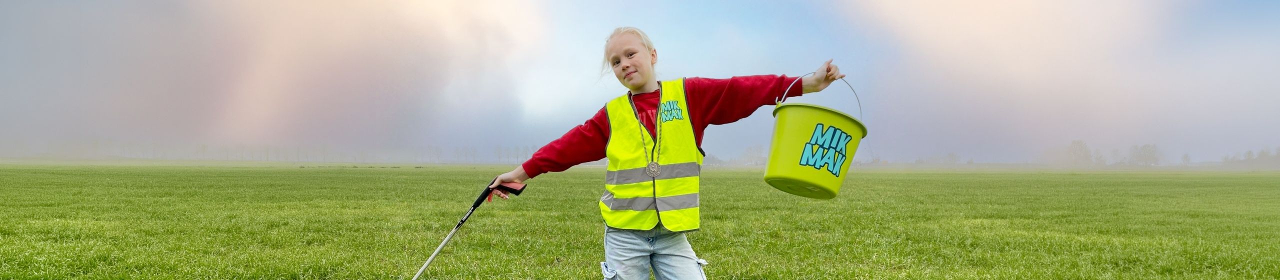 Julia van Hoek, de nieuwe jeugdburgemeester met haar MikMak tenue