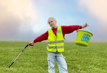 Julia van Hoek, de nieuwe jeugdburgemeester met haar MikMak tenue