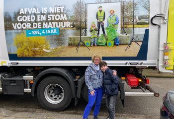 mensen bij de inzamelvoertuig